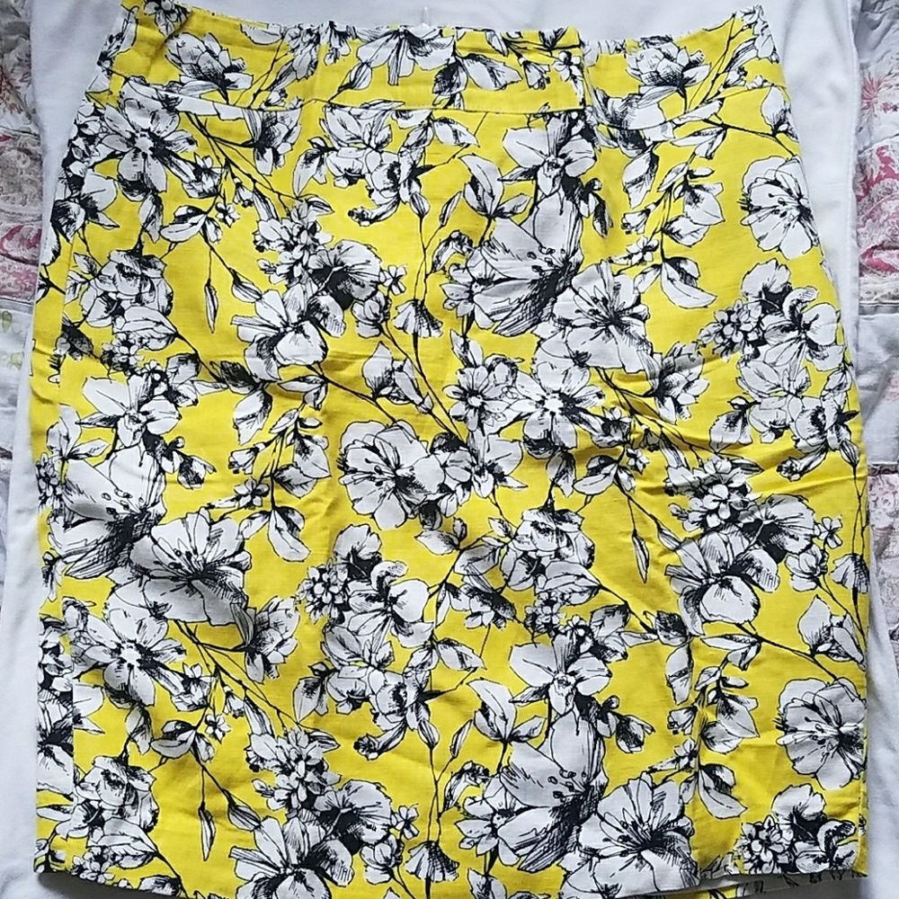 Flowered patterned skirt